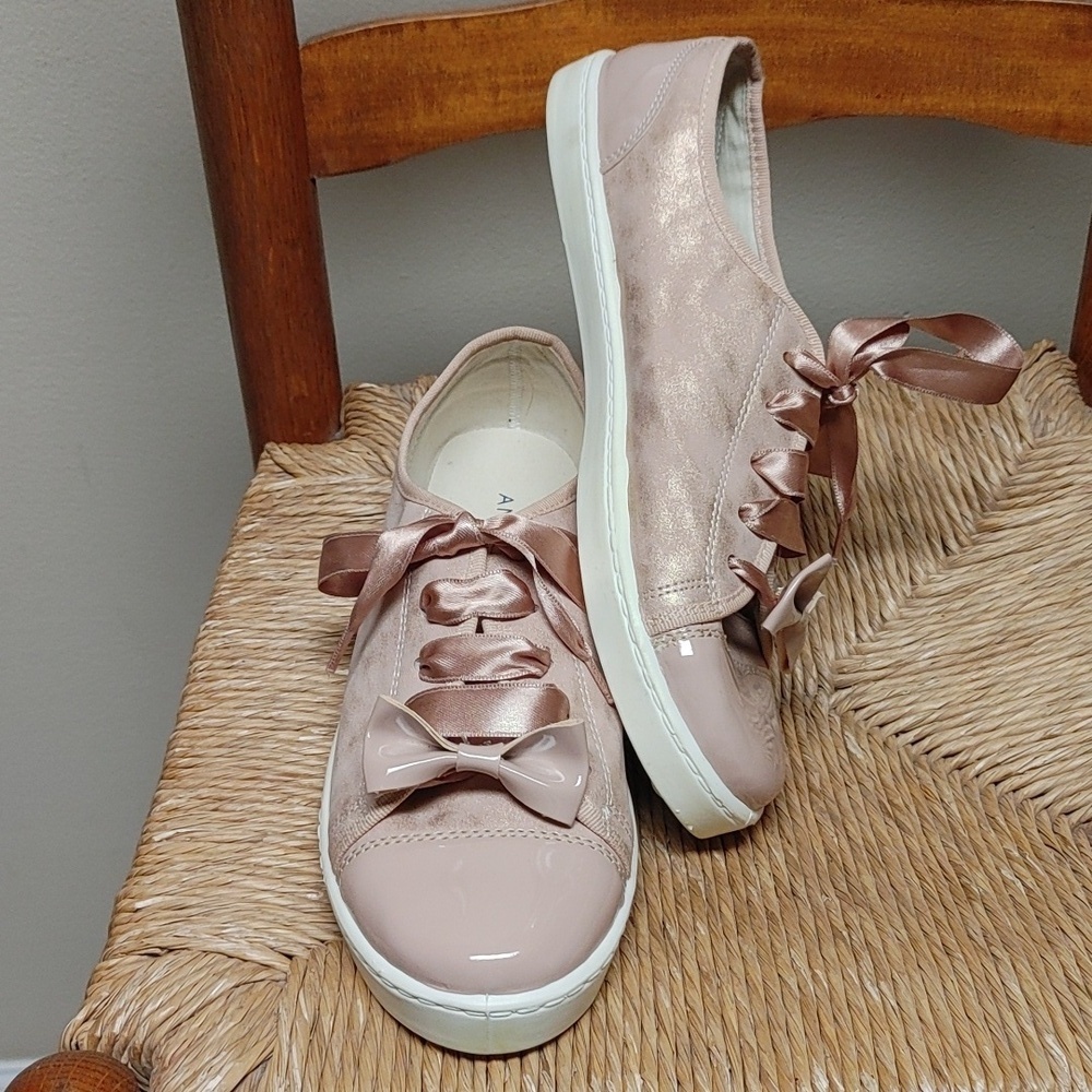 NWOB Mauve & Gold Shimmer André Sneakers Sz 41 euro 10 US